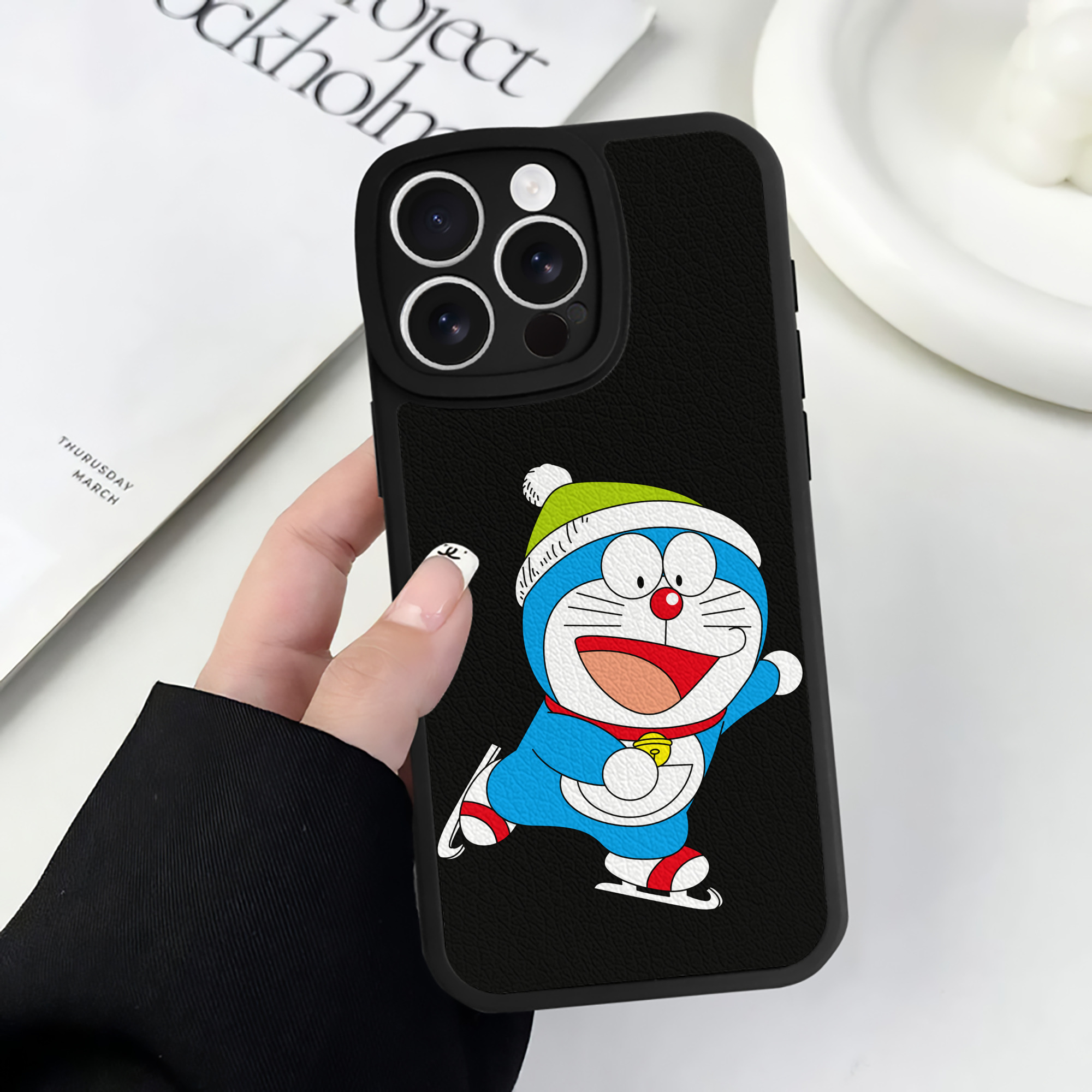 （画像用） ドラえもん Doraemon 【iPhone 16シリーズ対応】シリコンスマホケース（レザー調） 材質：シリコン
